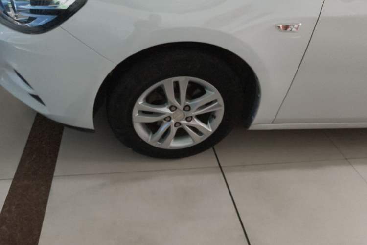 Used Chevrolet Cavalier 2018 320 Automatic Xinyue Edition Left Front Wheel Hub