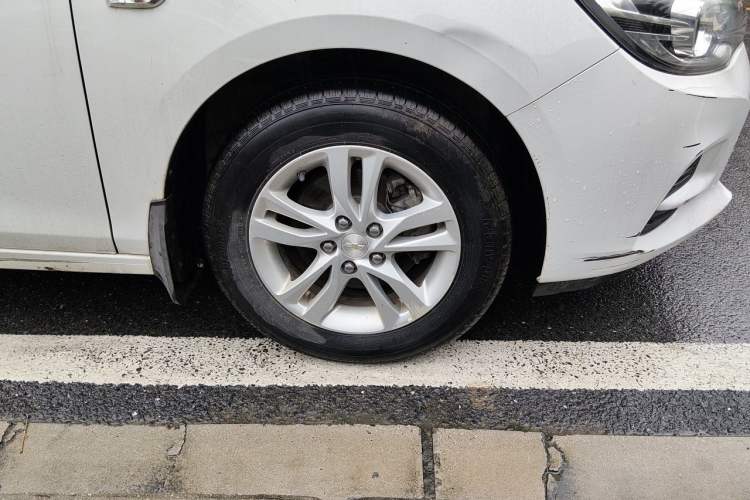Used Chevrolet Cavalier 2018 320 Automatic Xinyue Edition Right Front Wheel Hub