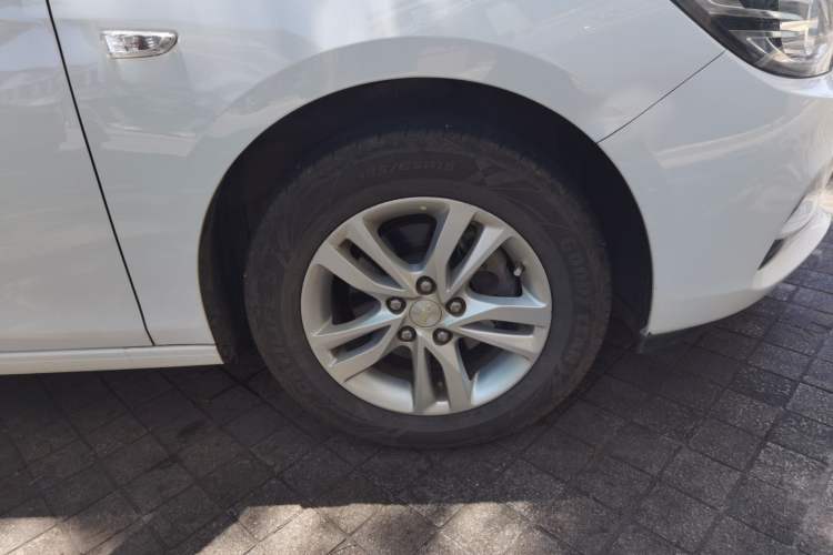 Used Chevrolet Cavalier 2018 320 Automatic Xinyue Edition Right Front Wheel Hub