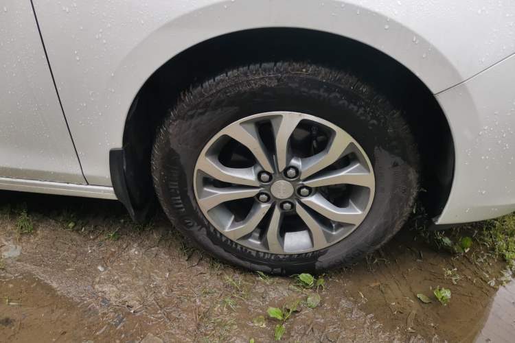 Used Chevrolet Cavalier 2018 320 Automatic Enjoyment Sunroof Edition Right Front Wheel Hub