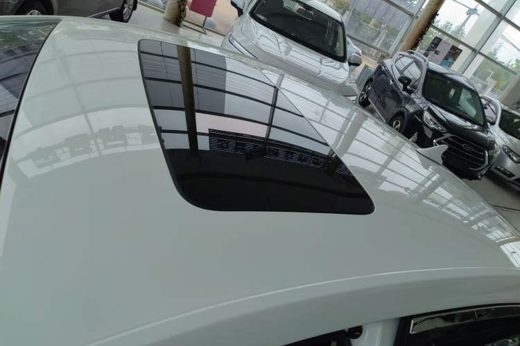 Used Chevrolet Cavalier 2018 320 Automatic Xinyue Edition Roof