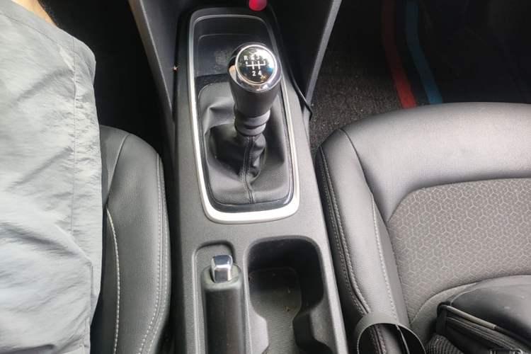 Used Chevrolet Cavalier 2019 320 Manual Xinyue Edition Gear Lever
