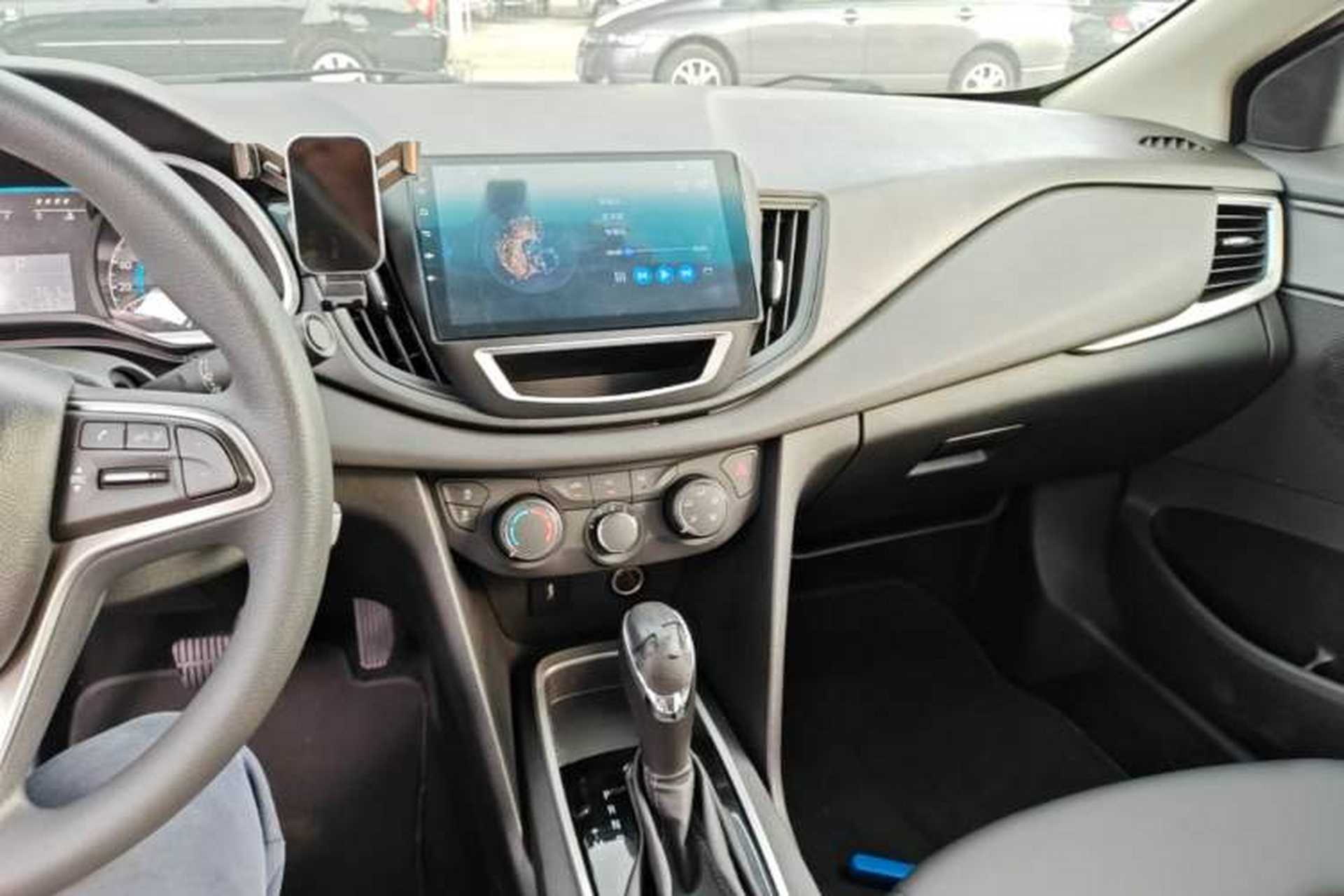 Used Chevrolet Cavalier 2019 320 Automatic Xinyue Edition Center Console