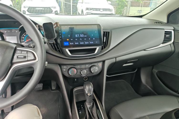 Used Chevrolet Cavalier 2019 320 Automatic Xinyue Edition Center Console