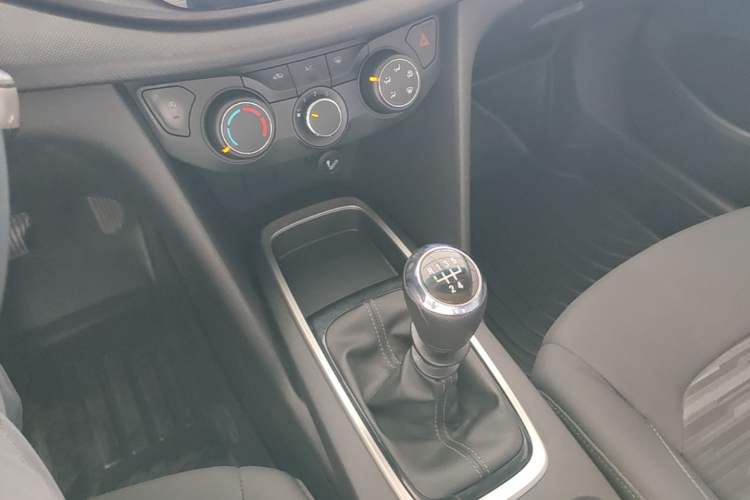 Used Chevrolet Cavalier 2019 320 Manual Enjoyment Edition Gear Lever