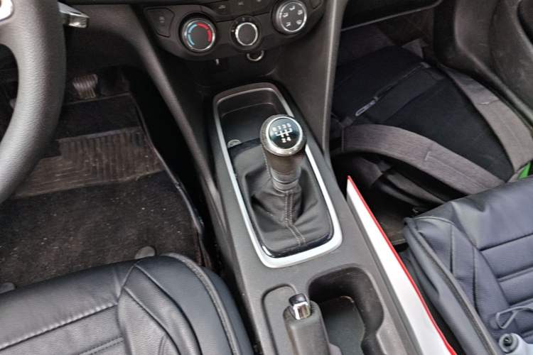 Used Chevrolet Cavalier 2019 320 Manual Xinyue Edition Gear Lever