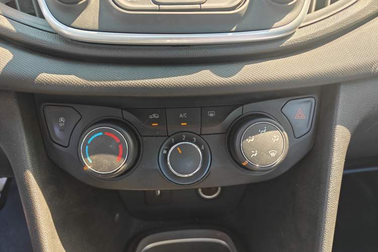 Used Chevrolet Cavalier 2019 320 Manual Xinyue Edition Interior 7
