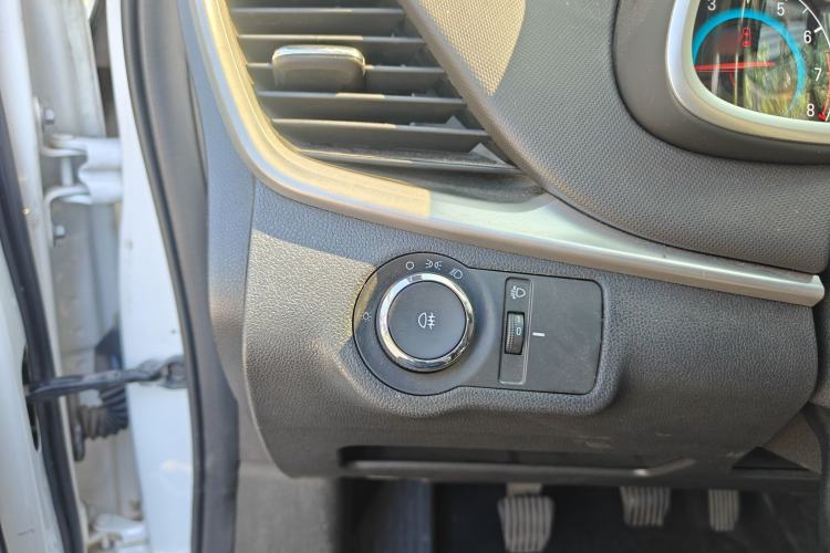 Used Chevrolet Cavalier 2019 320 Manual Xinyue Edition Interior 8