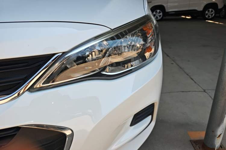 Used Chevrolet Cavalier 2019 320 Automatic Enjoyment with Sunroof Left Front Headlight