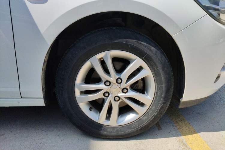 Used Chevrolet Cavalier 2019 320 Automatic Xinyue Edition Right Front Wheel Hub