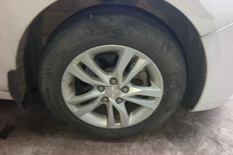 Used Chevrolet Cavalier 2019 320 Automatic Xinyue Edition Right Front Wheel Hub