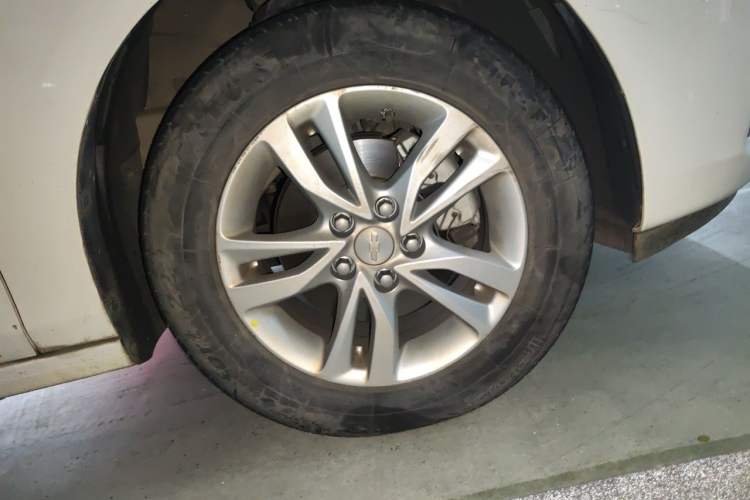 Used Chevrolet Cavalier 2019 320 Automatic Xinyue Edition Right Front Wheel Hub