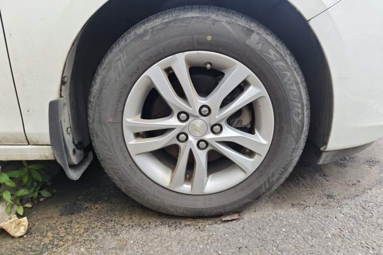 Used Chevrolet Cavalier 2019 320 Automatic Xinyue Edition Right Front Wheel Hub