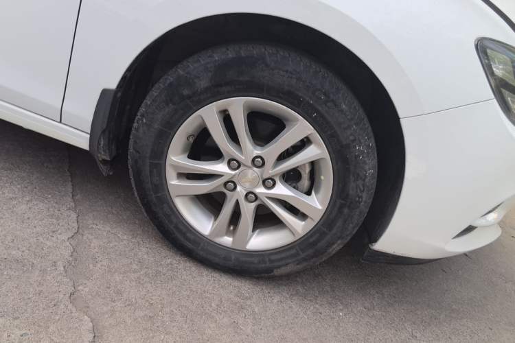 Used Chevrolet Cavalier 2019 320 Automatic Xinyue Edition Right Front Wheel Hub