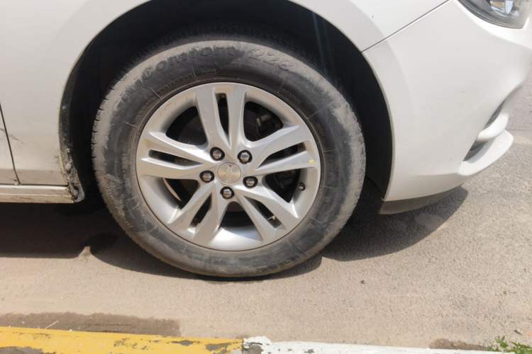 Used Chevrolet Cavalier 2019 320 Automatic Xinyue Edition Right Front Wheel Hub
