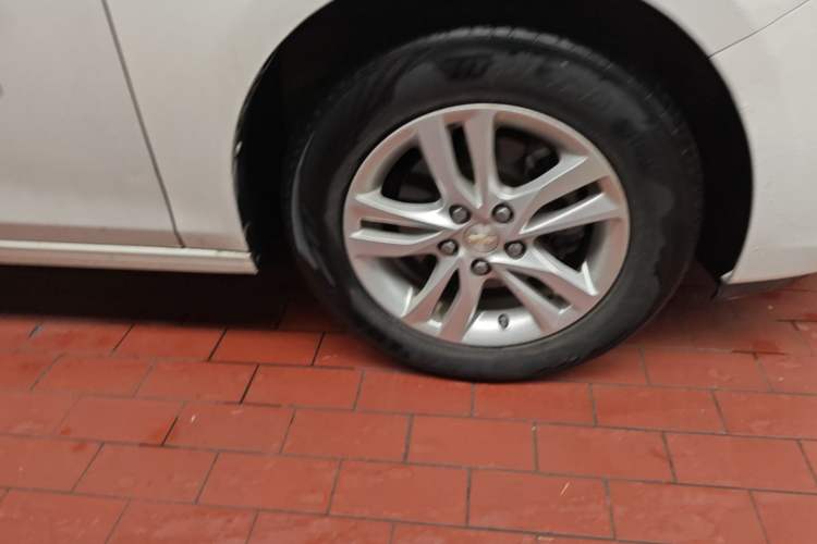 Used Chevrolet Cavalier 2019 320 Automatic Xinyue Edition Right Front Wheel Hub