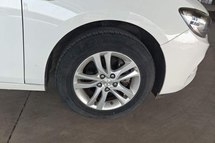 Used Chevrolet Cavalier 2019 320 Automatic Xinyue Edition Right Front Wheel Hub