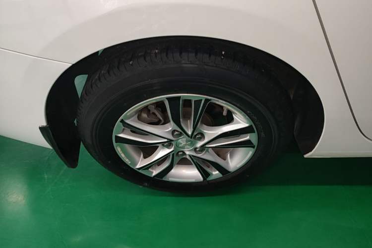 Used Chevrolet Cavalier 2019 320 Automatic Xinyue Edition Right Rear Wheel Hub
