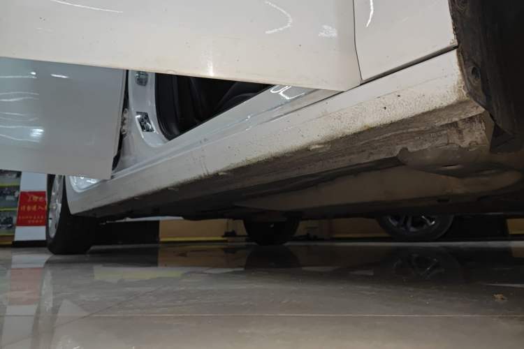 Used Chevrolet Cavalier 2019 320 Automatic Enjoyment with Sunroof Right Side Sill