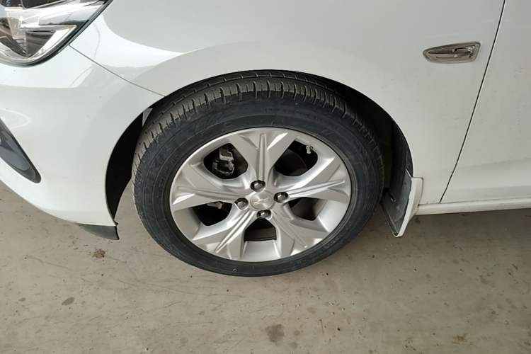 Used Chevrolet Cavalier 2020 325T Automatic Enjoyment Edition Left Front Wheel Hub