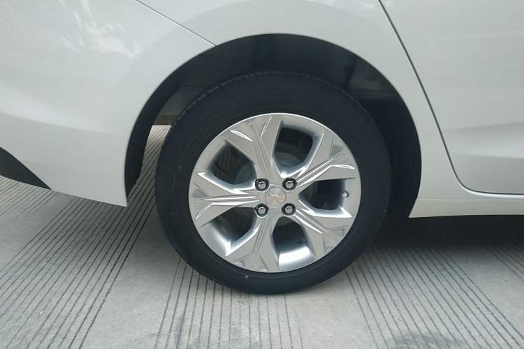 Used Chevrolet Cavalier 2020 325T Automatic Enjoyment Edition Right Rear Wheel Hub