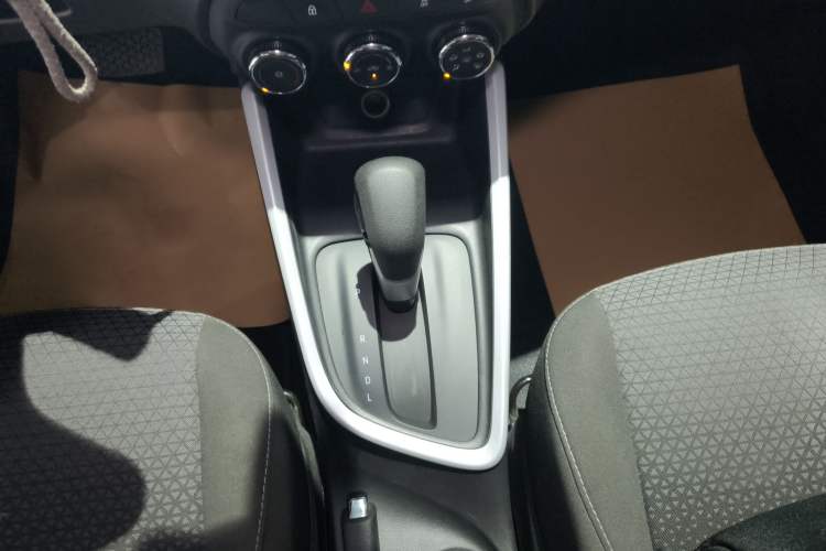 Used Chevrolet Cavalier 2021 325T Automatic Enjoyment Edition Gear Lever