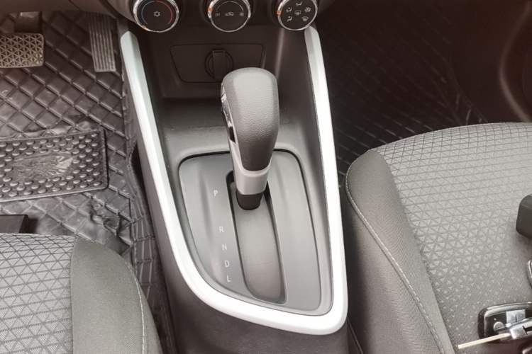 Used Chevrolet Cavalier 2021 325T Automatic Enjoyment Edition Gear Lever