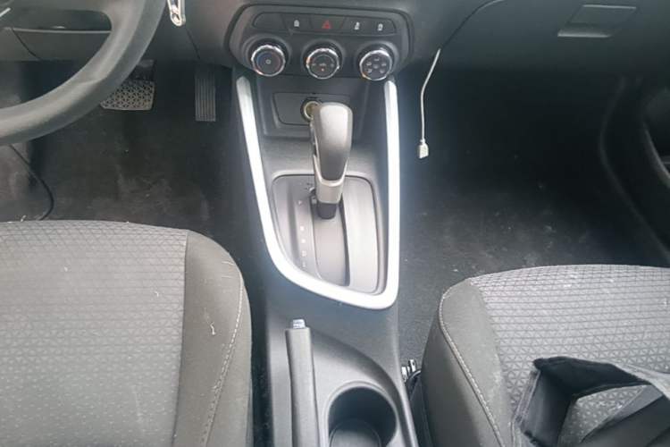 Used Chevrolet Cavalier 2021 325T Automatic Enjoyment Edition Gear Lever