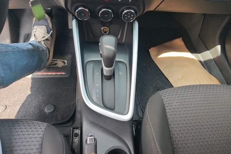 Used Chevrolet Cavalier 2022 325T Automatic Enjoyment Edition Gear Lever