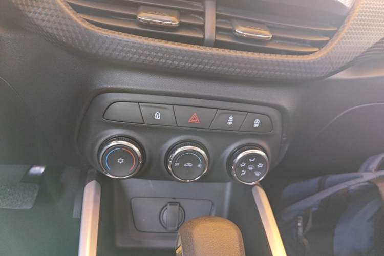 Used Chevrolet Cavalier 2022 325T Automatic Enjoyment Edition Audio And AC Panel