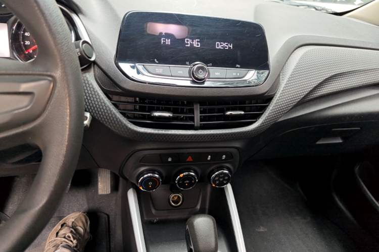 Used Chevrolet Cavalier 2022 325T Automatic Enjoyment Edition Audio And AC Panel