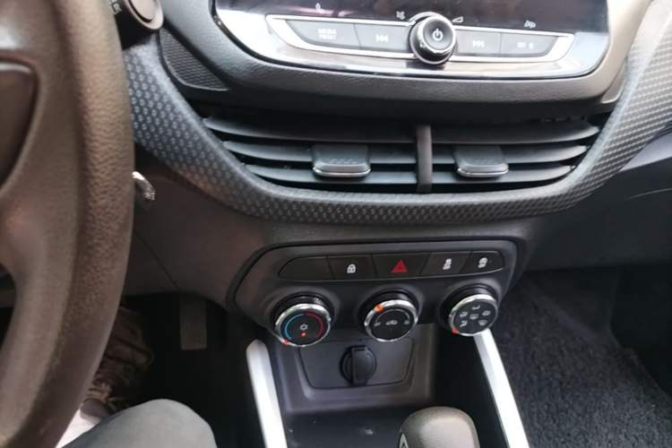 Used Chevrolet Cavalier 2022 325T Automatic Enjoyment Edition Audio And AC Panel