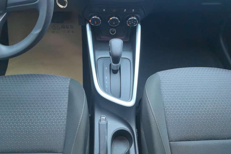 Used Chevrolet Cavalier 2022 325T Automatic Enjoyment Edition Gear Lever