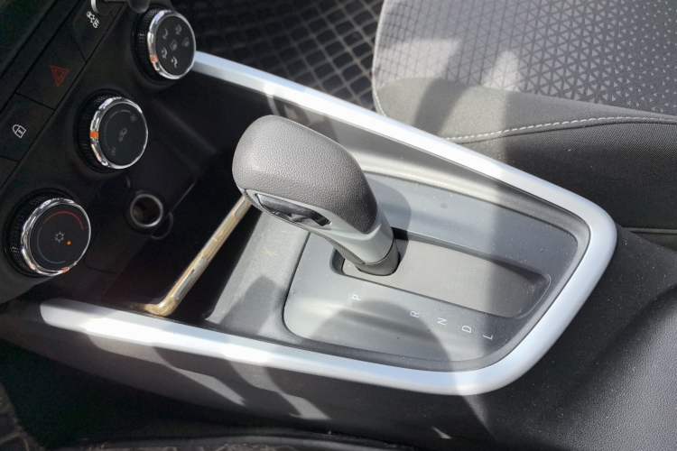 Used Chevrolet Cavalier 2022 325T Automatic Enjoyment Edition Gear Lever