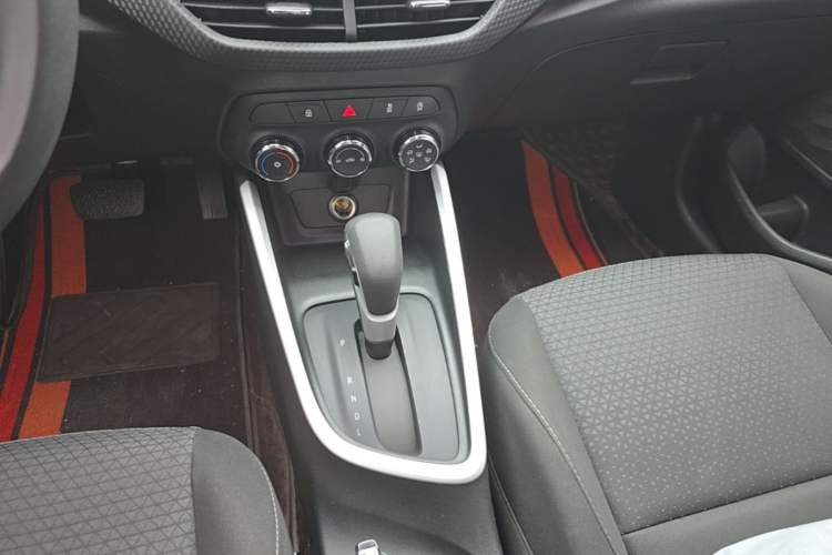 Used Chevrolet Cavalier 2022 325T Automatic Enjoyment Edition Gear Lever