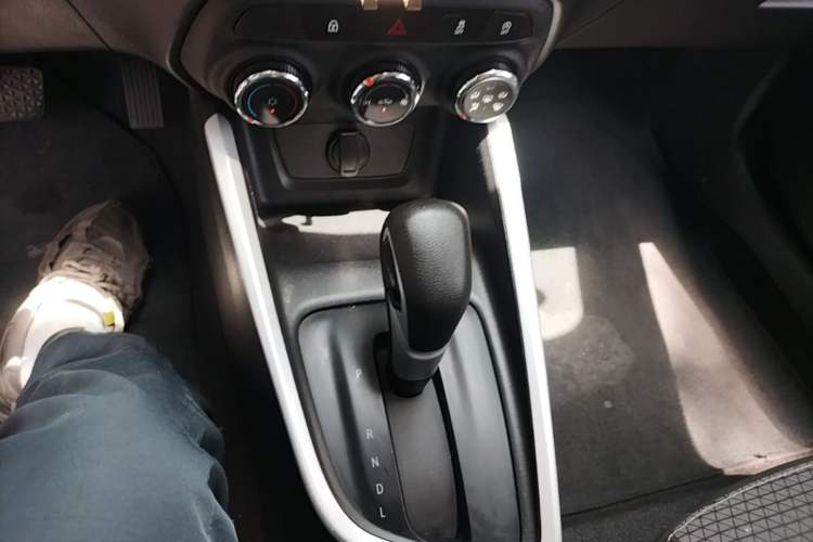 Used Chevrolet Cavalier 2022 325T Automatic Enjoyment Edition Gear Lever
