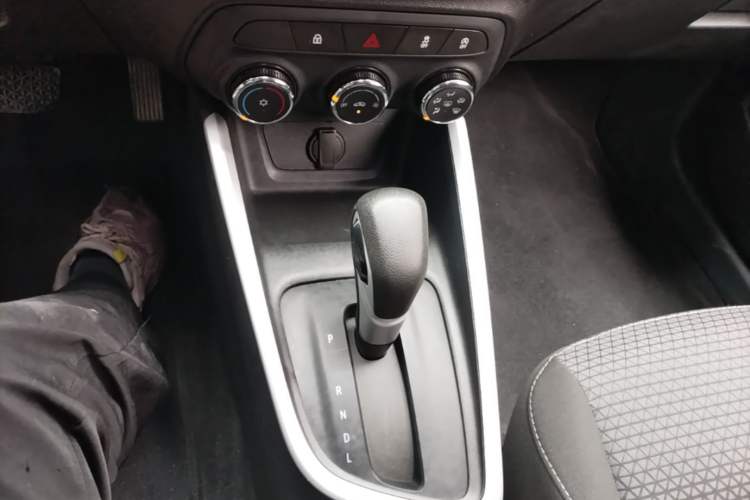 Used Chevrolet Cavalier 2022 325T Automatic Enjoyment Edition Gear Lever