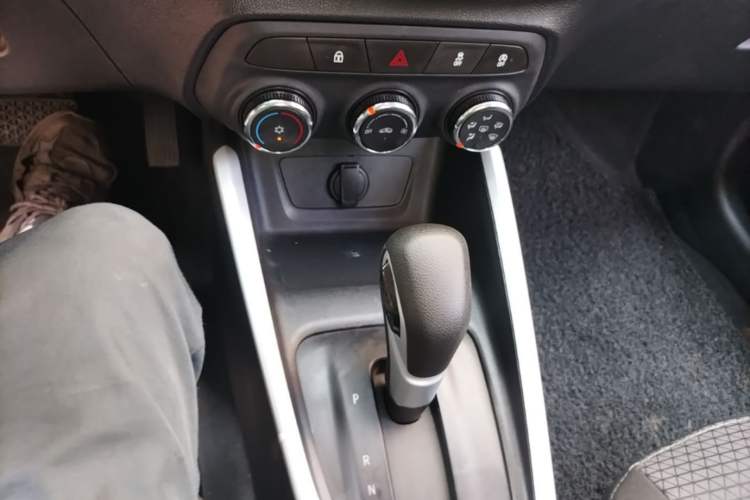 Used Chevrolet Cavalier 2022 325T Automatic Enjoyment Edition Gear Lever