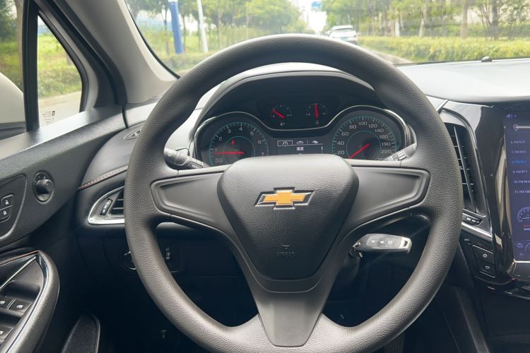 Used Chevrolet Cruze 2018 320 Automatic Pioneer Sunroof Edition Steering Wheel
