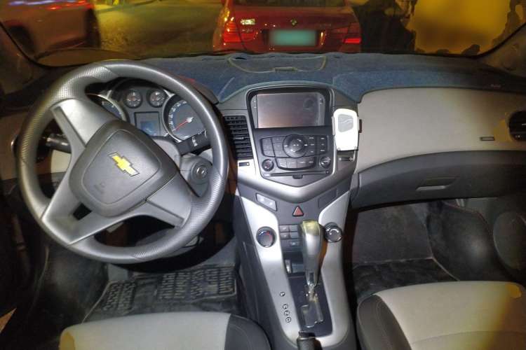Used Chevrolet Cruze 2009 1.8L SE AT Center Console
