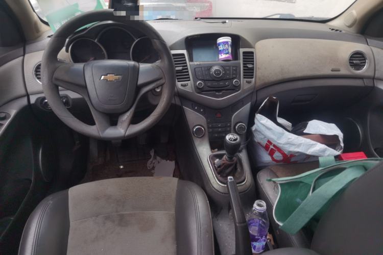 Used Chevrolet Cruze 2009 1.6L SE MT Center Console