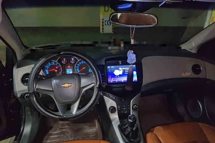 Used Chevrolet Cruze 2009 1.6L SE MT Center Console