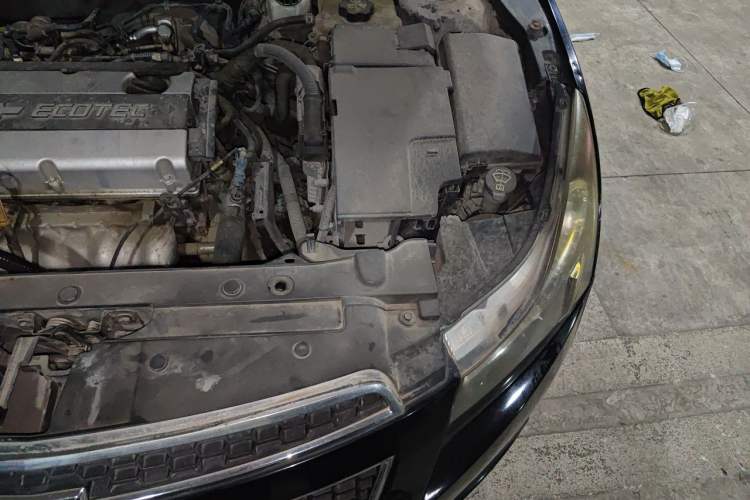Used Chevrolet Cruze 2009 1.6L SE MT Engine Bay Left