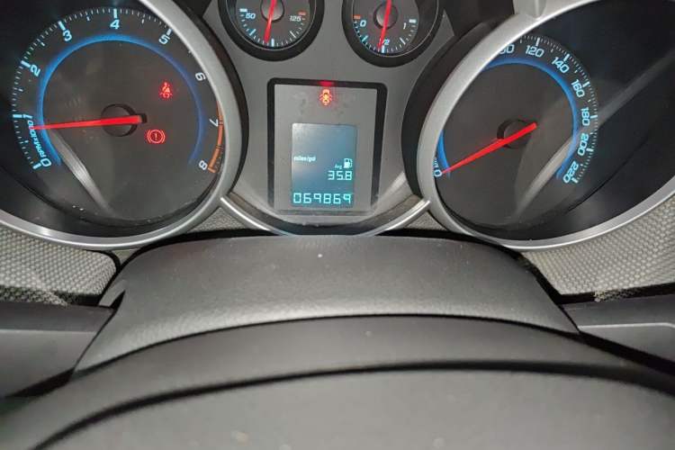 Used Chevrolet Cruze 2009 1.6L SE MT Odometer Close Up