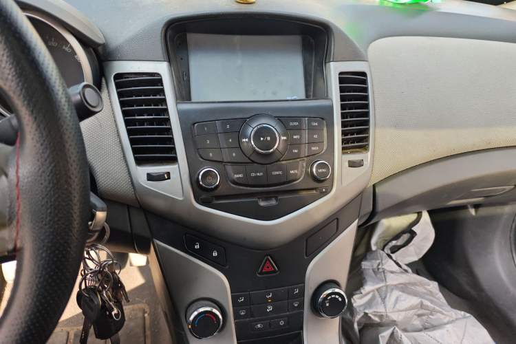 Used Chevrolet Cruze 2009 1.6L SE MT Audio And AC Panel