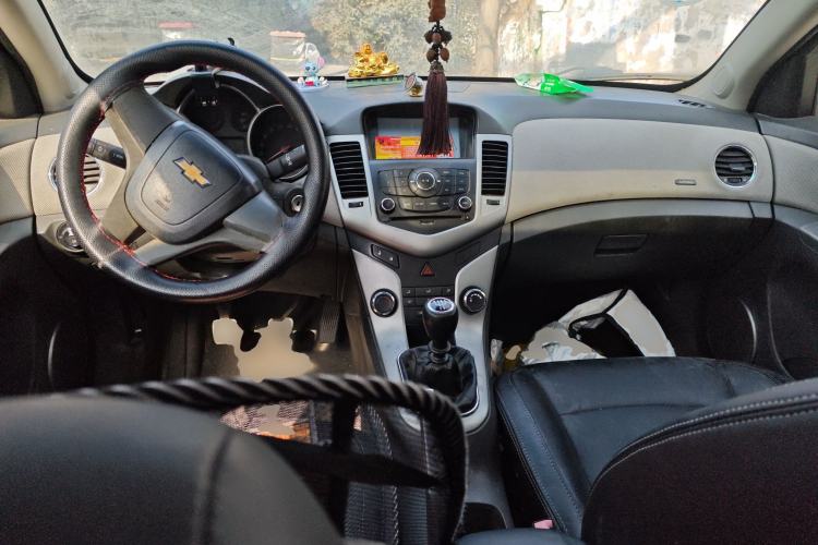 Used Chevrolet Cruze 2009 1.6L SE MT Center Console