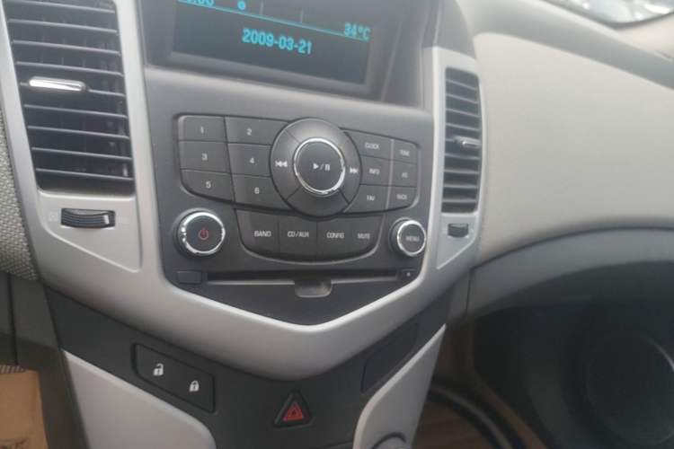 Used Chevrolet Cruze 2009 1.6L SL MT Audio And AC Panel