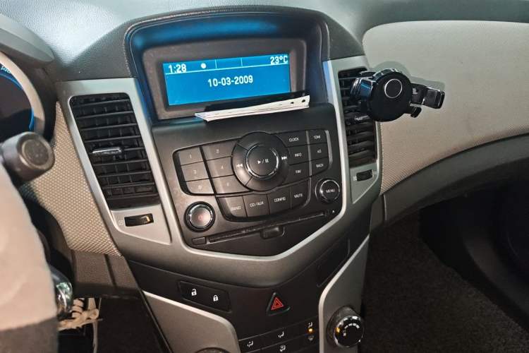 Used Chevrolet Cruze 2009 1.6L SE MT Audio And AC Panel