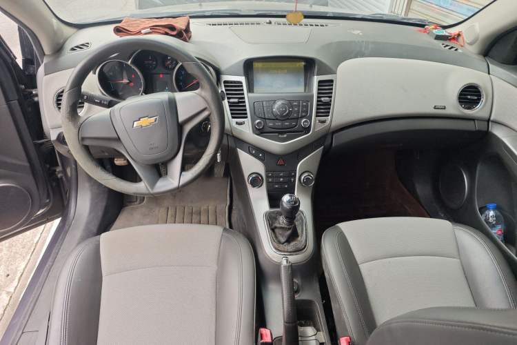Used Chevrolet Cruze 2009 1.6L SE MT Center Console