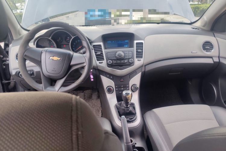 Used Chevrolet Cruze 2009 1.6L SE MT Center Console